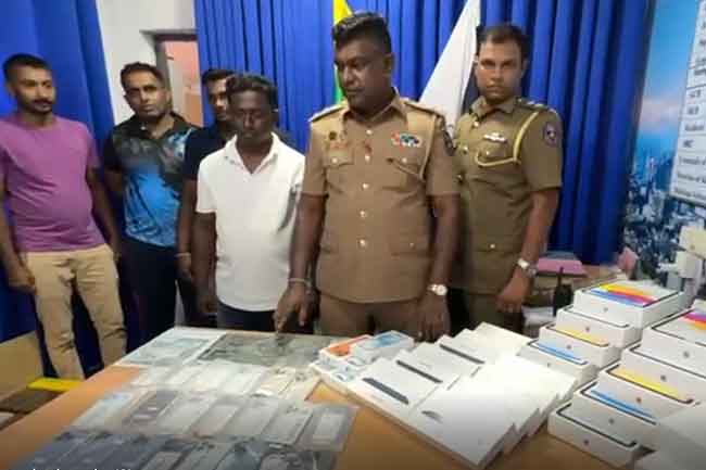හොර පාරේ ගෙන් වූ ජංගම දුරකතන ඇතුළු භාණ්ඩ තොගයක් මාලිගාවත්තේ.