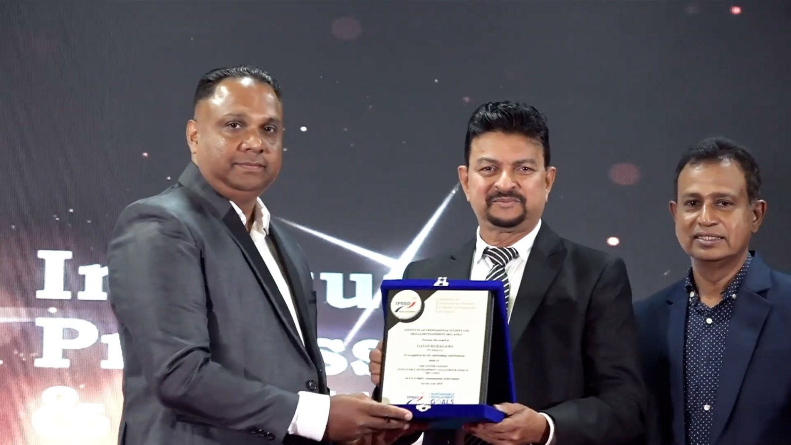 රත්නපුර ප්‍රාදේශීය මාධ්‍යවේදී , ගයාන් කුඩාගම 
සම්මානයකින් පිදුම් ලබයි.