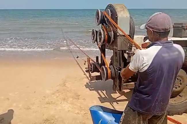 තහනම නොතකා වින්ච් දැමූ මාදැල් ධීවරයා අත්අඩංගුවට