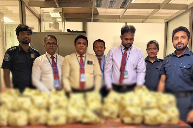 හොර රහසේ කොතළහිඹුටු රැගෙන ගිය චීන ජාතිකයා රේගු දැලේ.