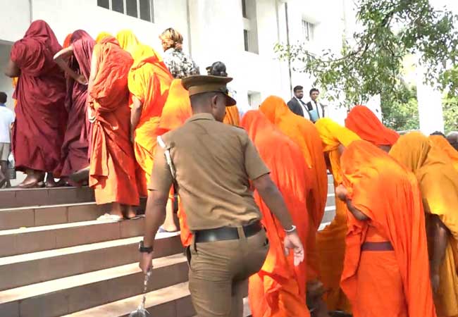 චීවරධාරීන් 23දෙනා 26 දක්වා යළි රිමාන්ඩ.