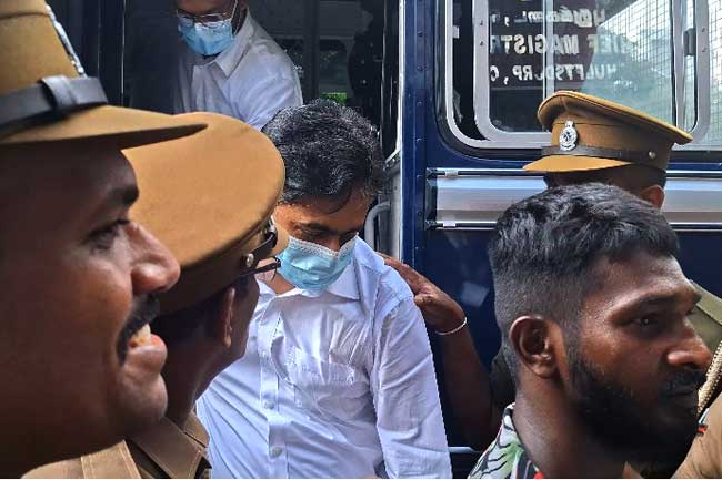 රඛිත, චරිත් ඇතුළු තිදෙනා අධිකරණයට රැගෙන එයි.