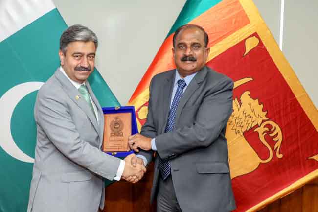 පාකිස්තාන ආරක්ෂක ලේකම් සහ ආරක්ෂක නියෝජ්ය අමාත්ය අතර හමුවක්.