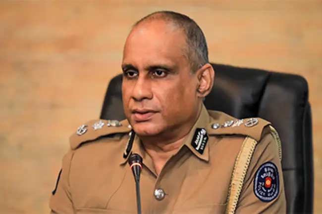 හිටපු පොලිස්පති සී.ඩී. වික්රමරත්න සියදිවි හානි කරගනී.