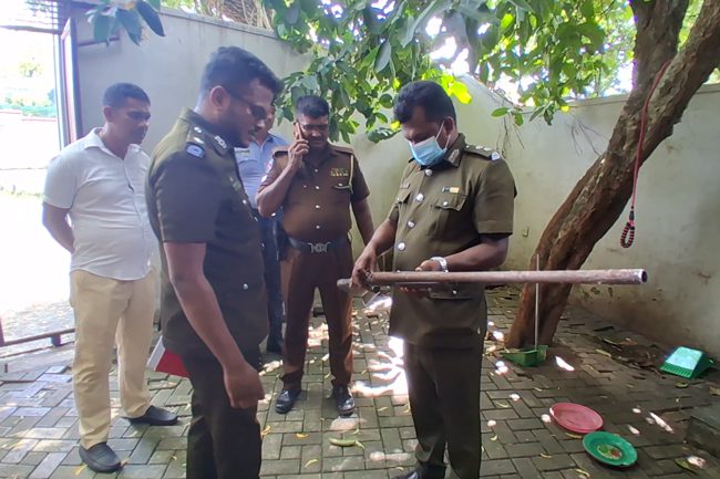 ඩෙංගු බලන්න ගිය නිලධාරීන්ට පැලවත්තේ නිවසකින් ගිනි අවියක් හමුවෙයි.